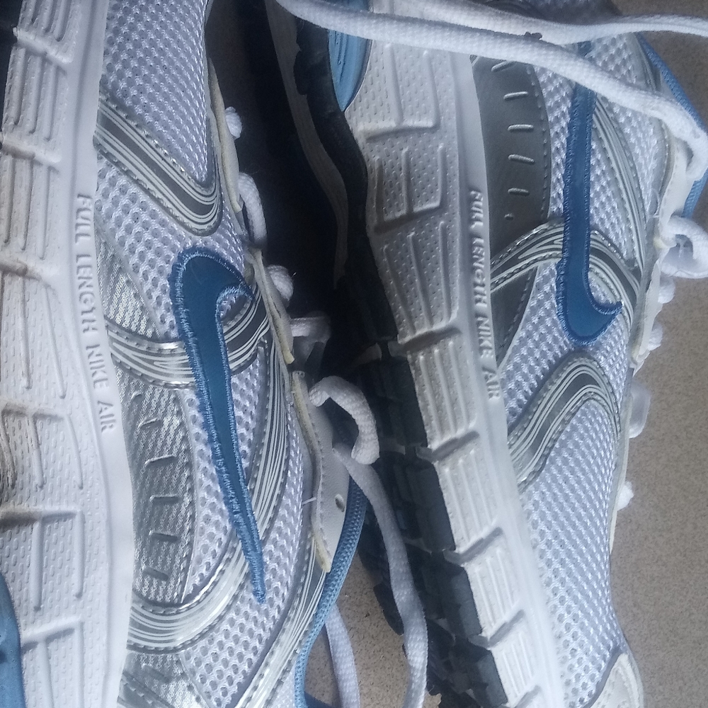 NIKE RUNNING SHOES